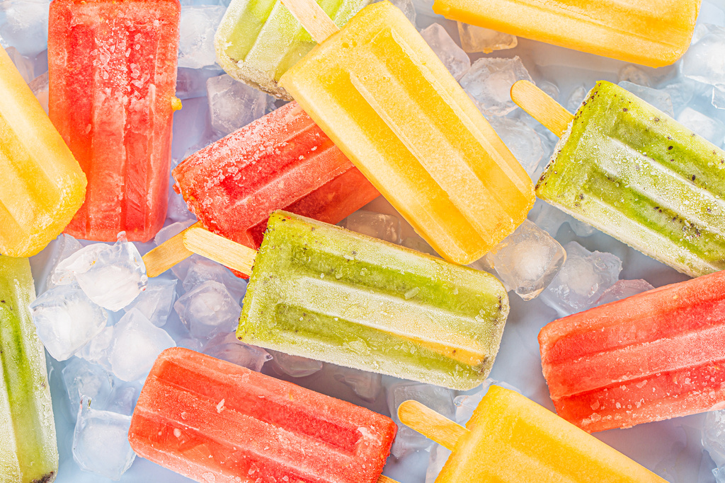 summer-concept-various-fruit-popsicles.jpg